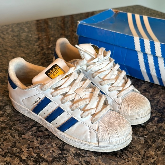 Adidas unisex superstar White and Blue Sneakers Classic Design M6.5 W 8 - Picture 2 of 11